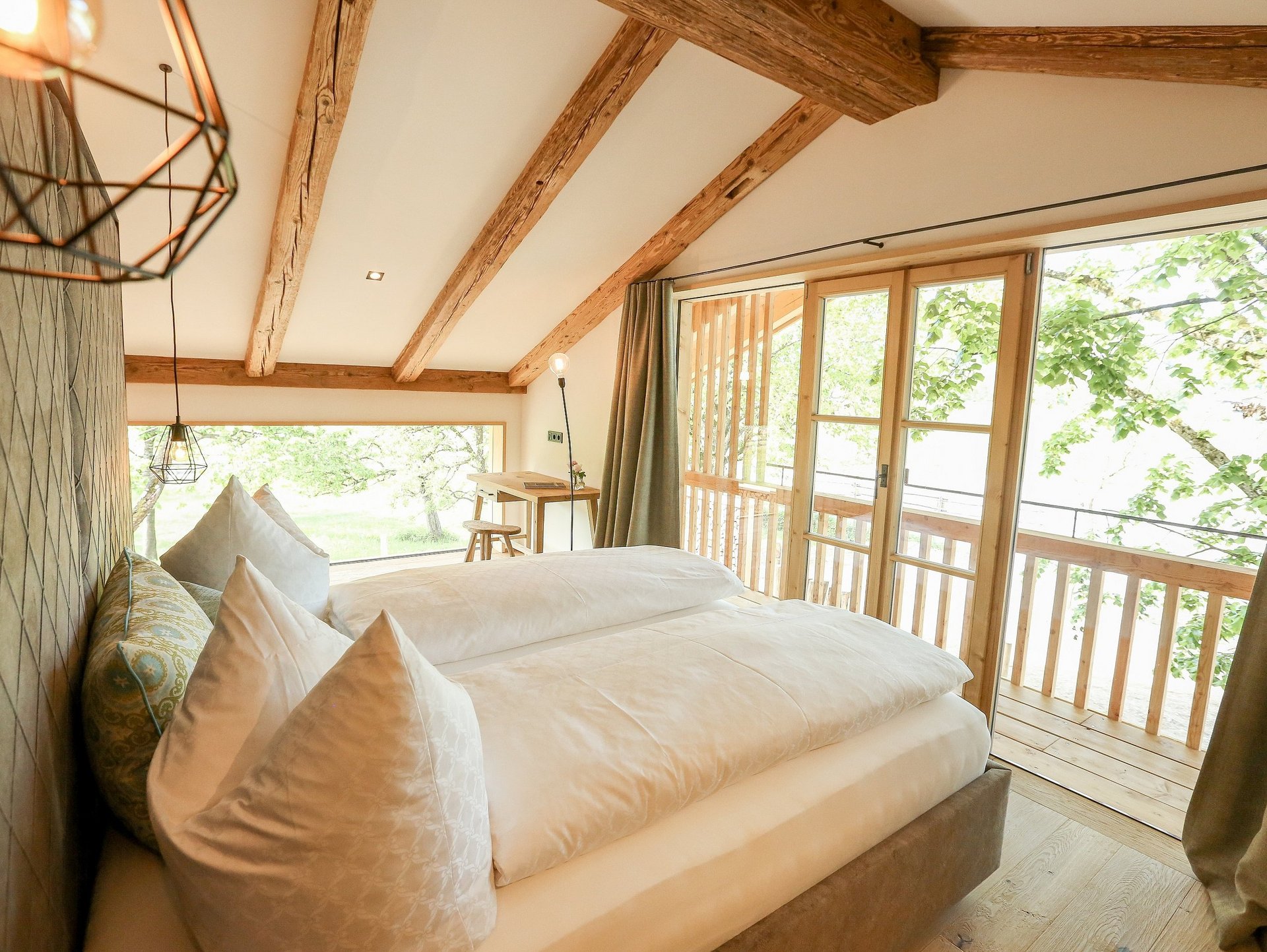 Schlafzimmer des Almchalets auf dem Hof Gottenau in Fischbachau Oberbayern