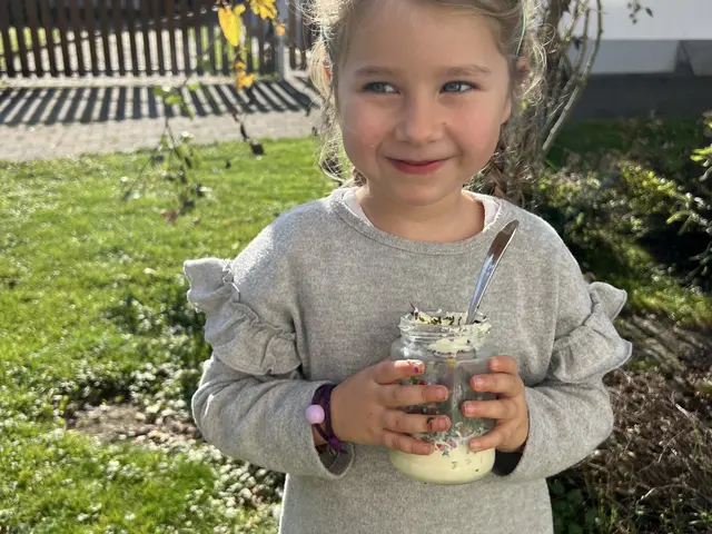 Kinderhighlight: Butter schlagen - © Tatjana Seel Butter selber schlagen am Ferienhof