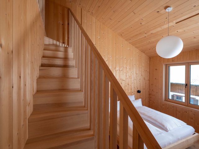 Schlafzimmer mit Treppe im Holzhaus Erlenhof in Bad Hindelang