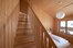 Schlafzimmer mit Treppe im Holzhaus Erlenhof in Bad Hindelang