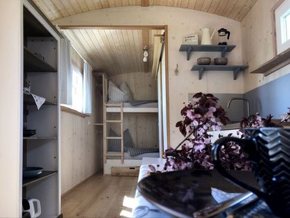 Inneneinrichtung des Tiny House aus Holz © Ferien- und Kräuterlandhof Spaun Gemütliche Inneneinrichtung aus Holz