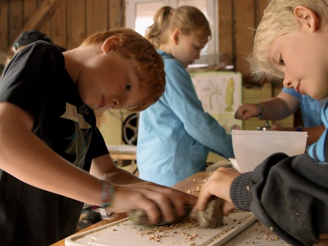 Getreide mahlen auf dem Erlebnishof