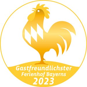 Goldener Gockel 2023 © Blauer Gockel Logo Auszeichnung Goldener Gockel 2023 für die 20 gastfreundlichsten Ferienhöfe Bayerns