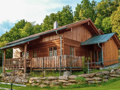 Urige Chlalets im Bayerischen Wald © Landferienhof Fischer Chalets aus Naturholz auf dem Bauernhof im Bayerischen Wald
