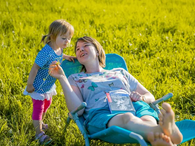 Mama mit Kind auf der Liege
