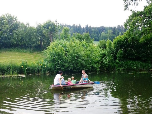 Bootstour im Ruderboot auf dem Dorfweiher im Landkreis Erding