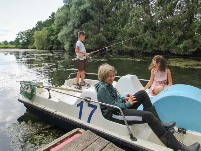Kinder auf dem Tretboot mit angel