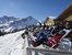 Sonne tanken auf der Skihütte im Winter im Allgäu