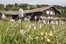 Hofansicht Hof Rossruck in Fischbachau mit Blick über Blumenwiese