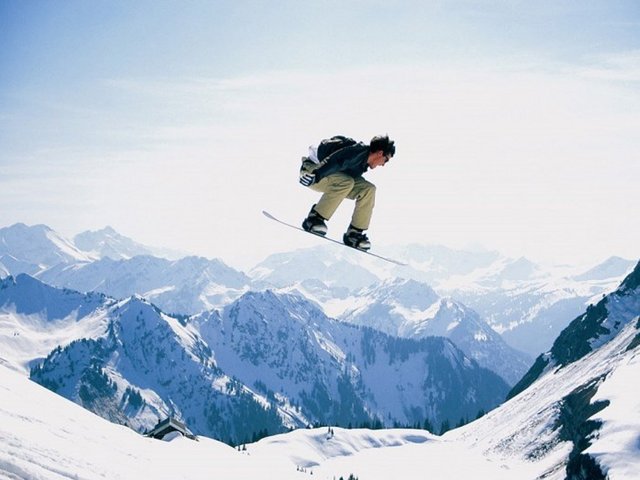 Snowboarden in den Alpen. Winter im Allgäu