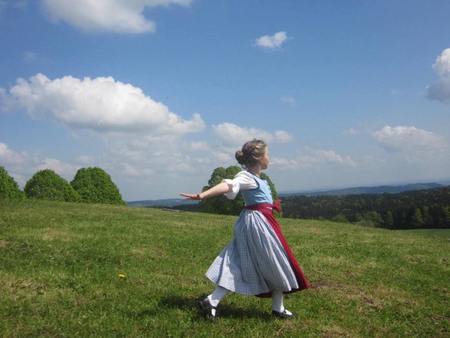 Mädchen im Dirndl auf Wiese