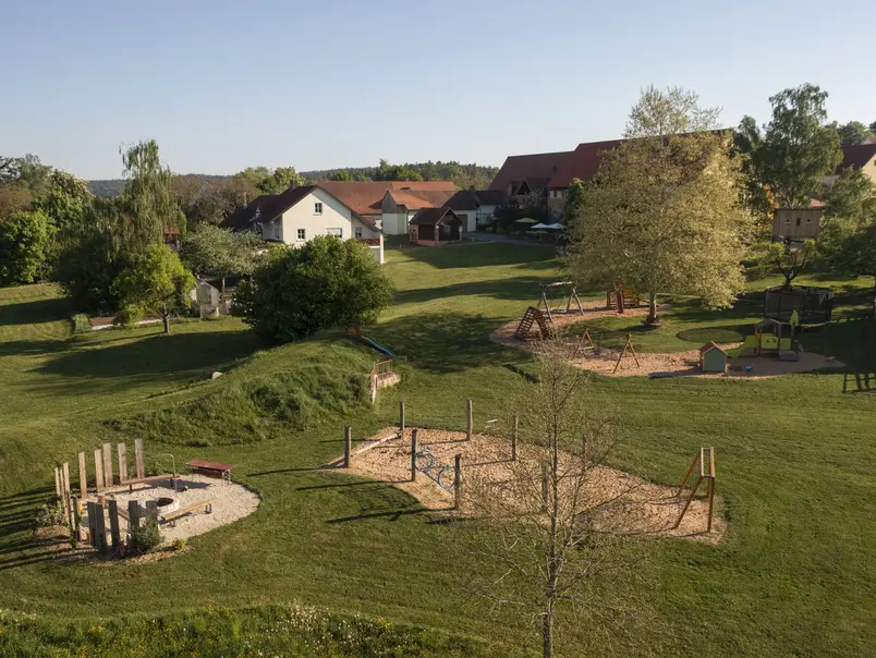 Abenteuerspielplatz mit vielen Spielgeräten