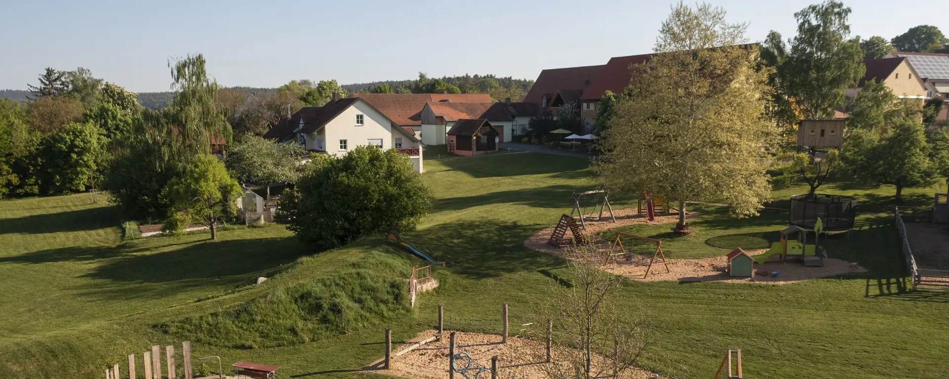 Paradies für Kinder Abenteuerspielplatz mit vielen Spielgeräten