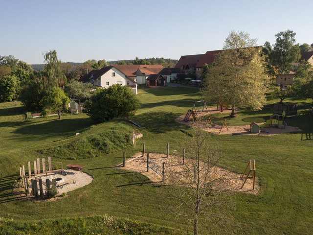 Paradies für Kinder Abenteuerspielplatz mit vielen Spielgeräten