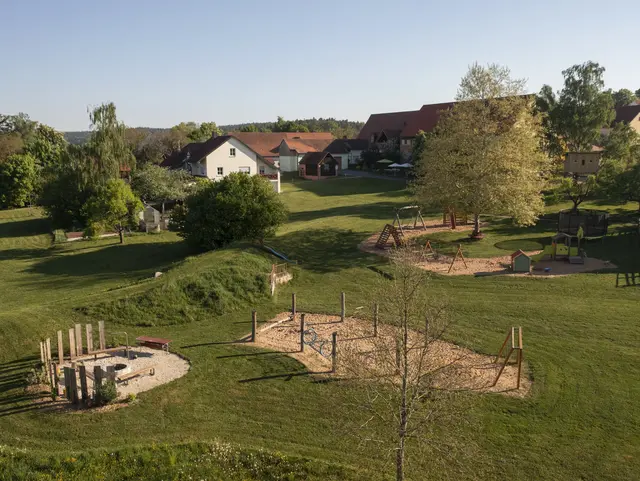 Abenteuerspielplatz mit vielen Spielgeräten