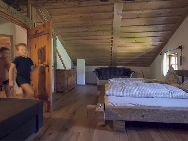 - © Andres Kern Eines der gemütlichen Schlafzimmer