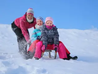 Kinder beim Rodeln