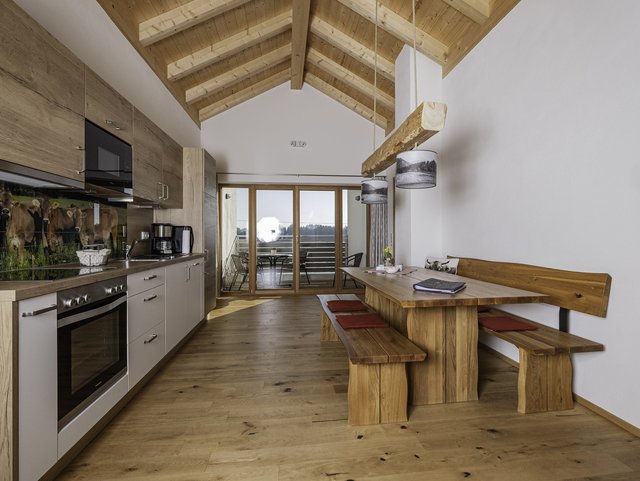 Küche und Esszimmer der Ferienwohnung auf dem Biohof Stadler in Unterthingau