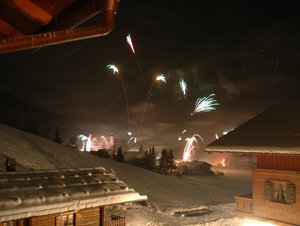 Ausblick auf das Feuerwerk im Dorf vom Hof