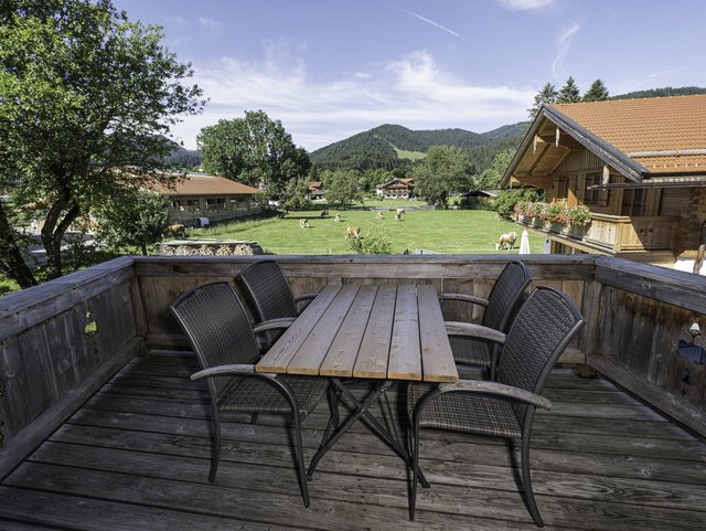 Idyllischer Ausblick vom Balkon auf die Kuhweide in Bayern