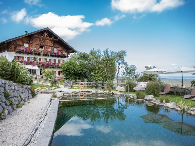 Urlaub auf dem Bauernhof mit hofeigenem Naturpool 
