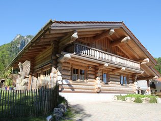 Hütte aus urigen Baumstämmen