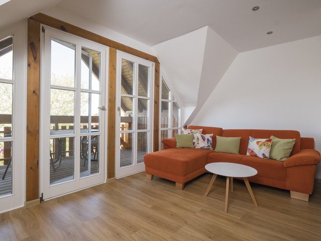 Wohnbereich und Balkon Ferienwohnung auf dem Kinder-Ferienhof Burmann in Haundorf Romantisches Franken.