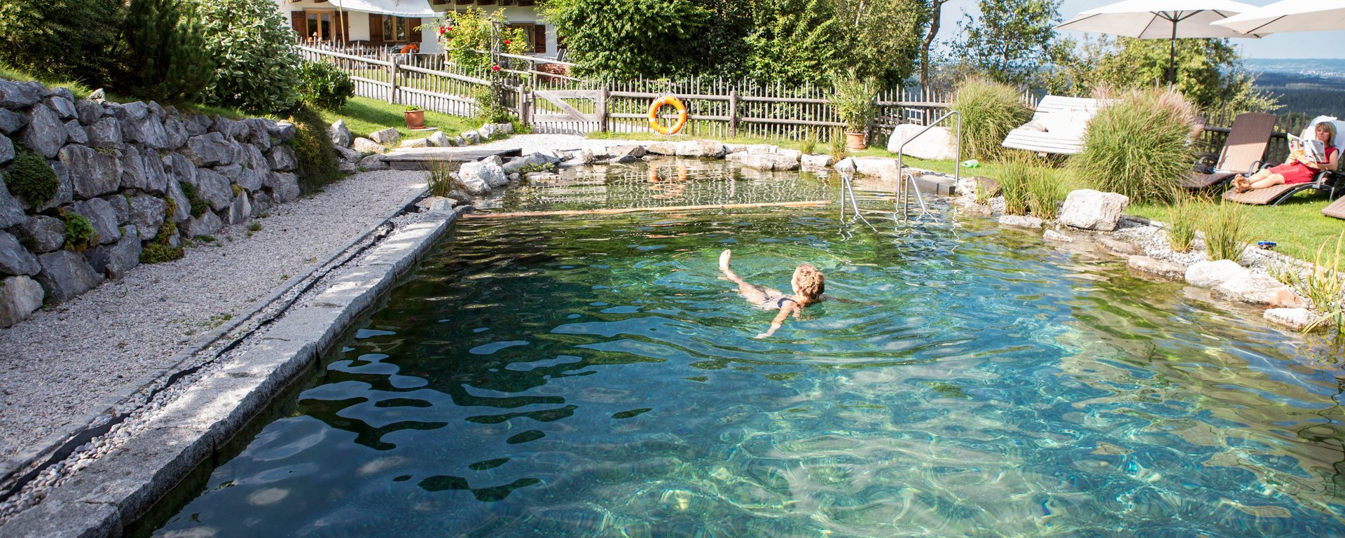 Badeteich am Bussjägerhof in Böbing im Pfaffenwinkel Oberbayern