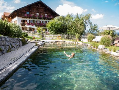 Badeteich mit Ausblick © Bussjägerhof Badeteich am Bussjägerhof in Böbing im Pfaffenwinkel Oberbayern