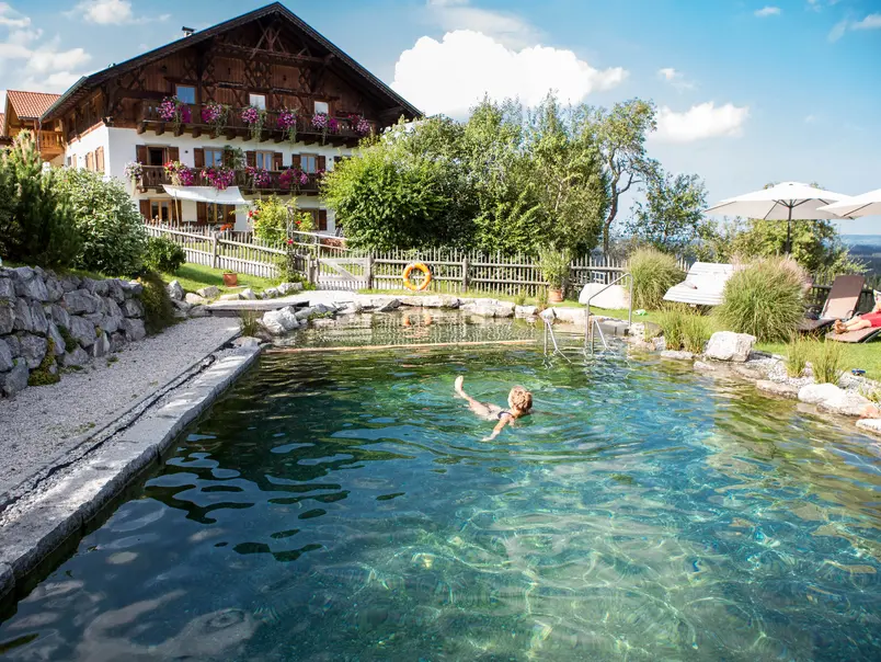 - © Bussjägerhof Badeteich am Bussjägerhof in Böbing im Pfaffenwinkel Oberbayern