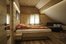 gemütliche Schlafzimmer mit viel Holz