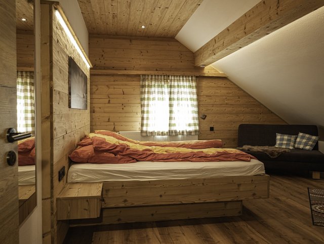 gemütliche Schlafzimmer mit viel Holz