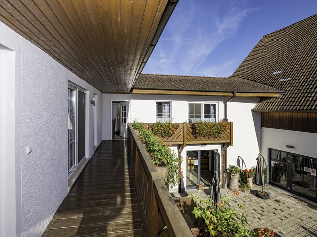 Innenhof mit Balkon mit Blick zur Brennerei