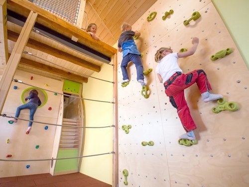 Indoorspielplatz mit Klettermöglichkeit © Kinder-Ferienhof Burmann Kinderhalle mit Klettermöglichkeit auf dem Kinder-Ferienhof Burmann