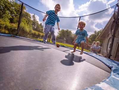 großes Trampolin im Garten © Ferienhof Sonnengarten Spaß beim Trampolinhüpfen im Garten