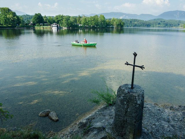 Blick auf den Staffelsee mit Kreuz und Ruderboot