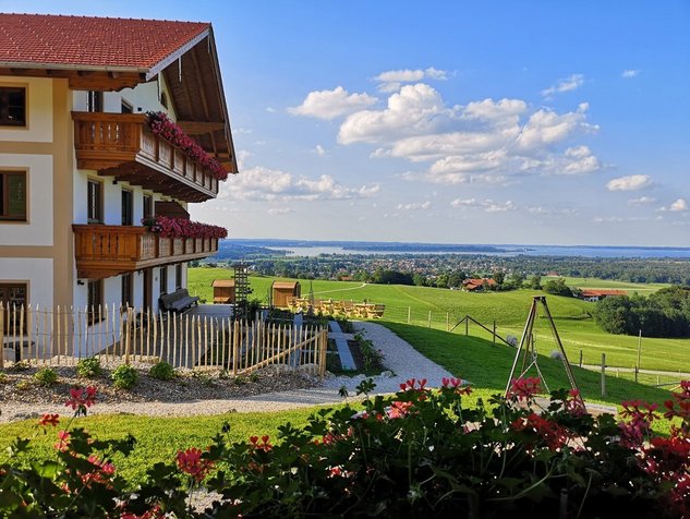 Ausblick vom Hof © Schleipfnerhof Traumhafter Ausblick vom Hof auf den Chiemsee