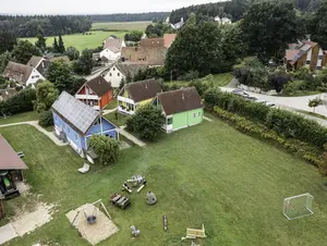 Feriendorf mit bunten Häuschen und Wohnungen