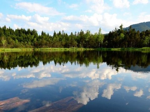 Wolkenspiegelung im Tiefsee