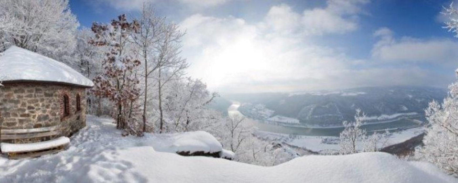 Winterpanorama Ebenstein mit Blick übers Donautal nach Österreich