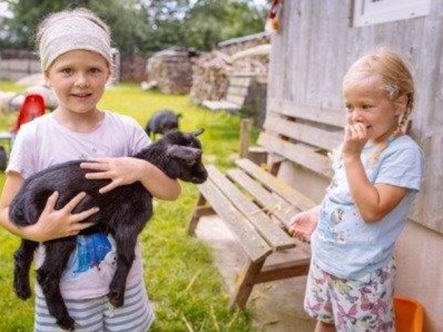 Mädchen mit Ziege auf dem Ferienhof Sonnengarten in Gunzenhausen