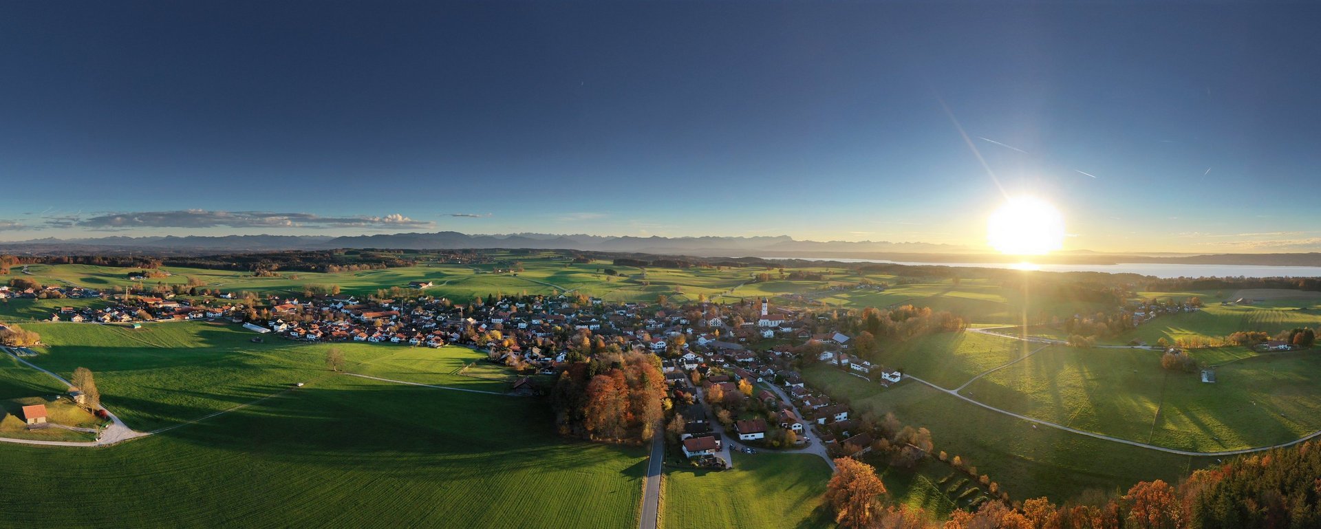 Panorama Luftbild des Ortes Münsing bei Sonnenschein