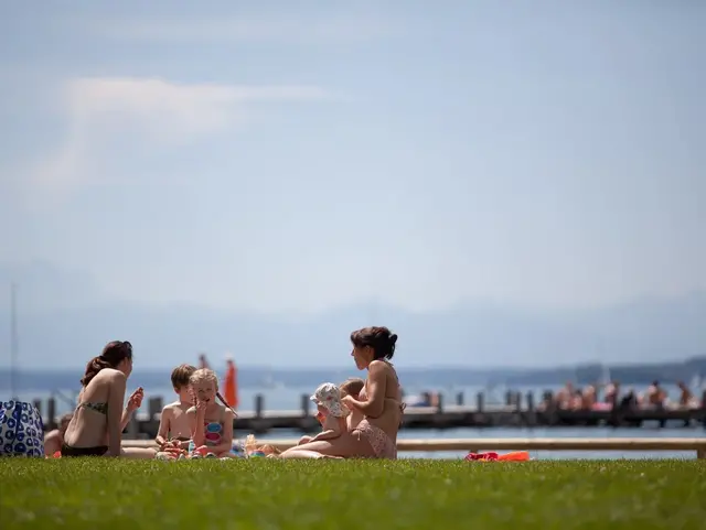 Badespaß - © Sta5 Baden am Strand des Starnberger Sees