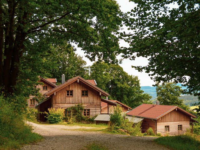 Chalets im Blockhausstil mitten im Bayerischen Wald.