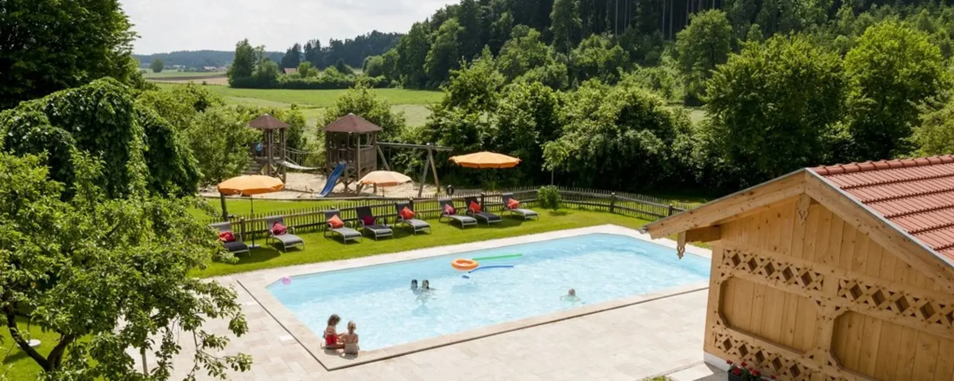 Badespaß am hofeigenen Pool für de Gäste des Huberhofs