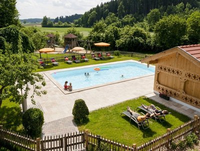 Hofeigener Pool © Ferienparadies Huberhof Badespaß am hofeigenen Pool für de Gäste des Huberhofs