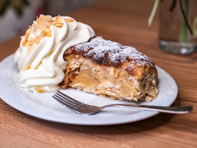 Kuchenverkauf im Hofcafé 