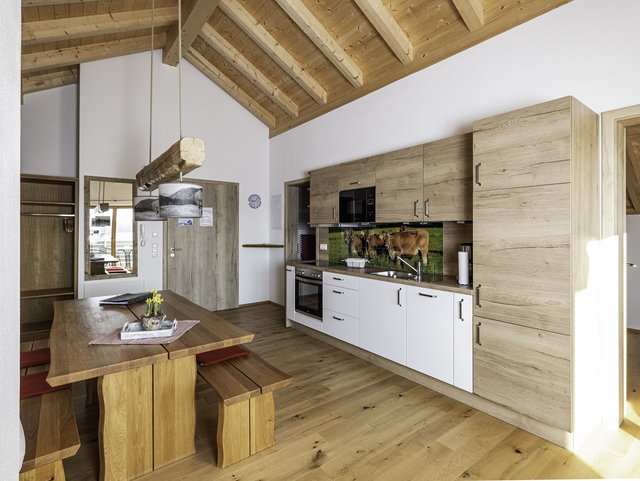 Küche und Esszimmer der Ferienwohnung auf dem Biohof Stadler in Unterthingau