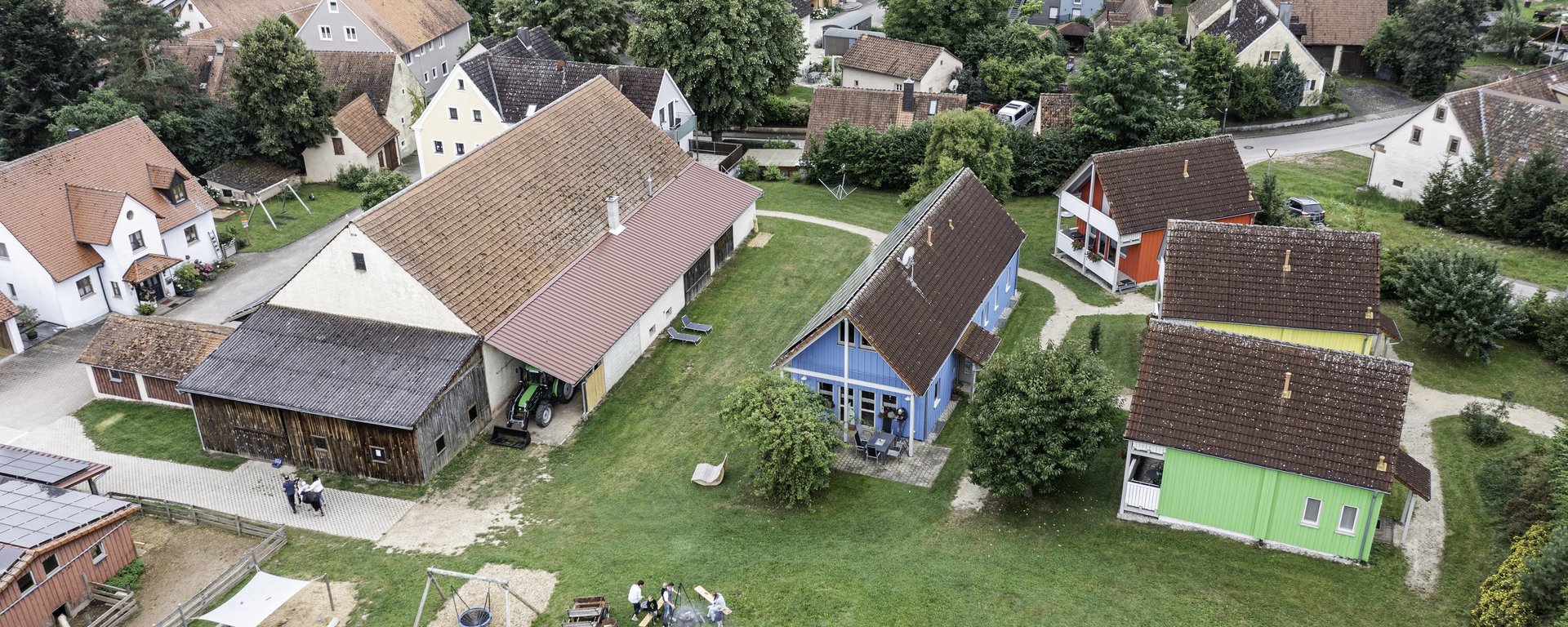 Feriendorf mit Häusern auf dem Hofgrundstück im Fränkischen Seenland in Bayern