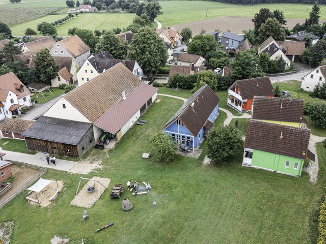 Feriendorf mit Häusern auf dem Hofgrundstück im Fränkischen Seenland in Bayern